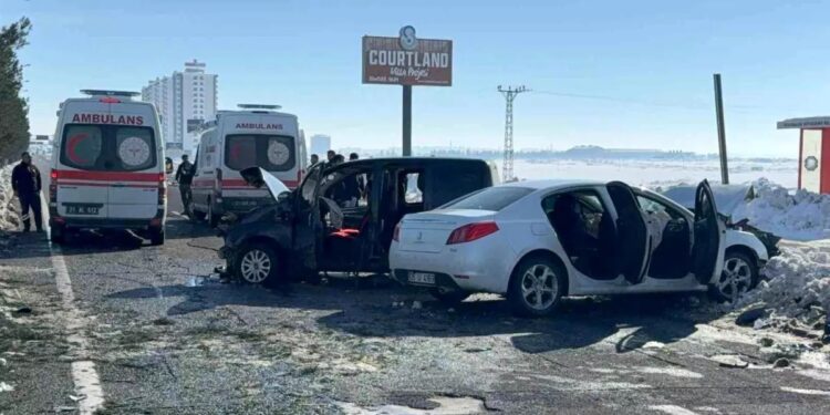 İki avtomobil toqquşdu: 12 yaralı