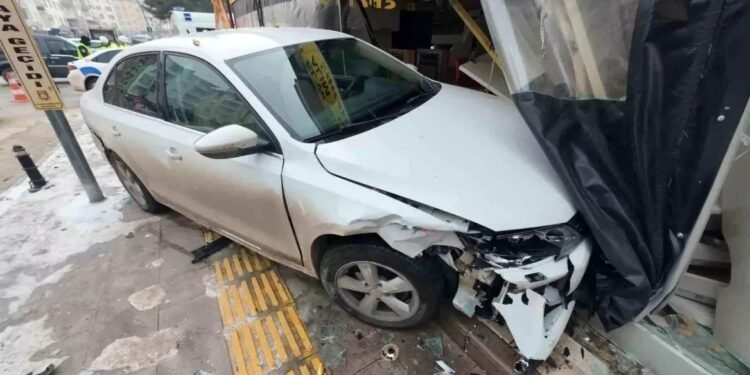 Avtomobil iş yerinə çırpıldı: 3 yaralı