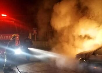 Parklanmış avtomobil yandı