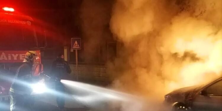 Parklanmış avtomobil yandı