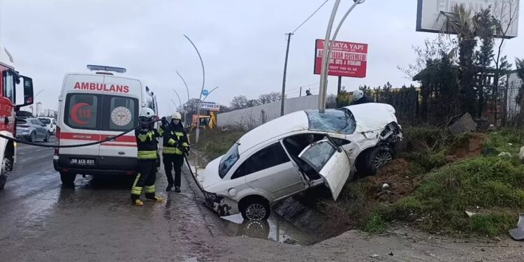 Avtomobil işıq dirəyinı çırpıldı: 3 yaralı