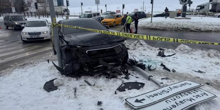 İki avtomobil toqquşdu: 1 ölü, 1 yaralı