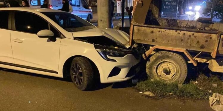 İki avtomobil toqquşdu: Avtomobillərdən biri parklanmış yük maşınına çırpıldı