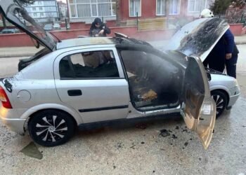 Parklanmış vəziyyətdə olan avtomobil yandı