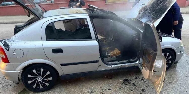 Parklanmış vəziyyətdə olan avtomobil yandı