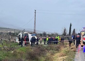 Avtobus aşdı: 25 yaralı