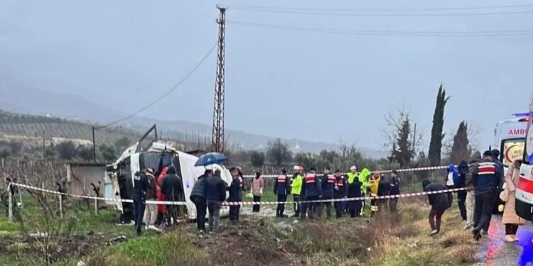 Avtobus aşdı: 25 yaralı