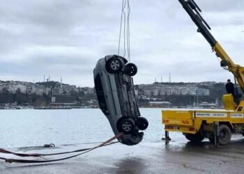 Avtomobil dənizə aşdı