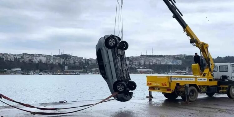 Avtomobil dənizə aşdı