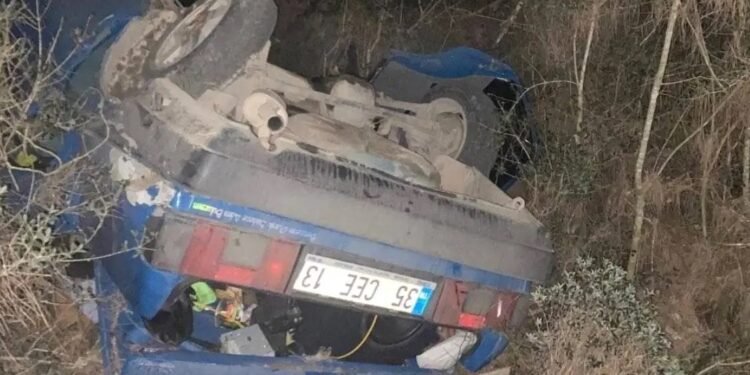 Avtomobil yol kənarına aşdı: 3 yaralı