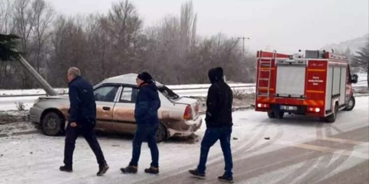 Yolun əks istiqamətinə keçən avtomobil aşdı: 2 yaralı