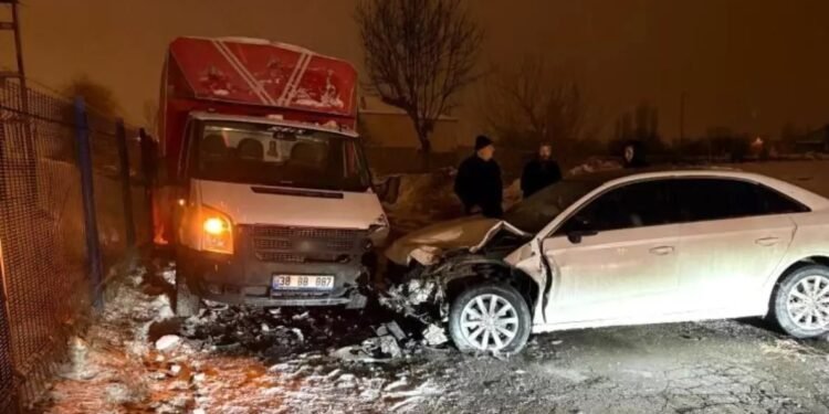 Minik avtomobili və yük maşını toqquşdu: 3 yaralı