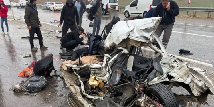 Minik avtomobili və sərnişin avtobusu toqquşdu: 3 ölü 3 yaralı