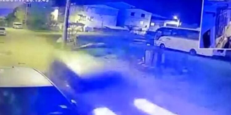 Parklanmış avtomobilə vuran sürücü qaçdı