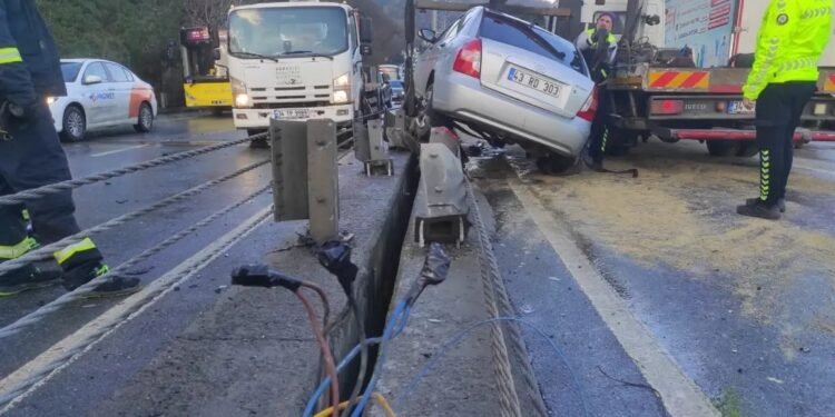 Avtomobil işıq dirəyinı çırpılaraq aşdı:Sürücü yaralandı