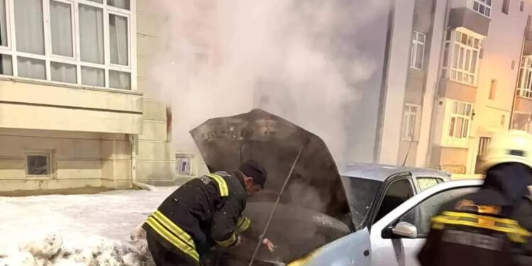 Parklanmış vəziyyətdə olan avtomobil yandı