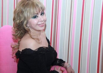 70 yaşlı Əməkdar artist 17 sm-lik dikdabanı ilə DİQQƏT ÇƏKDİ – VİDEO