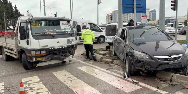 Minik avtomobili və yük maşını toqquşdu: 3 yaralı