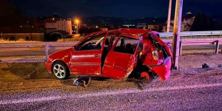 Avtomobil işıq dirəyinə çırpıldı: Ata və oğul öldü, 1 yaralı