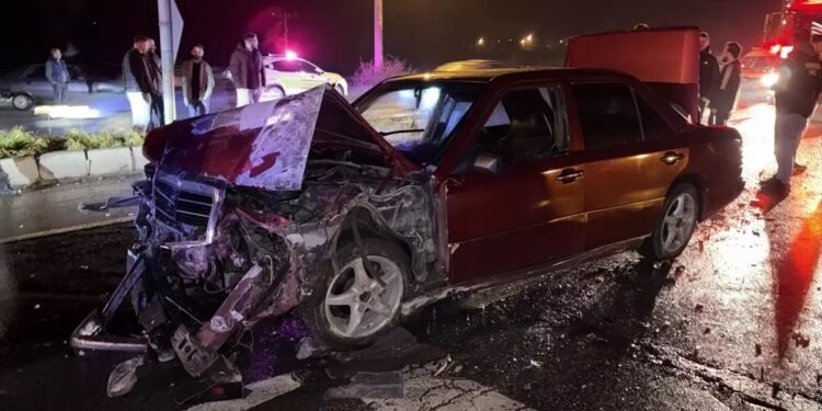 Minik avtomobili və mikroavtobus toqquşdu: 2 yaralı