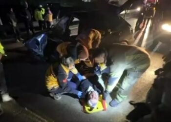 Avtomobil baryerlərə çırpıldı:2 yaralı