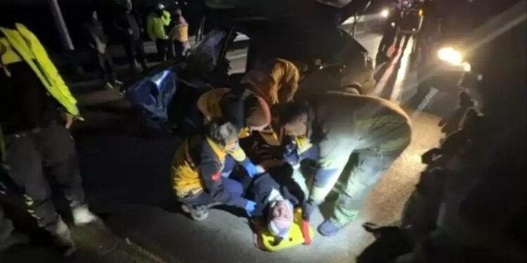 Avtomobil baryerlərə çırpıldı:2 yaralı