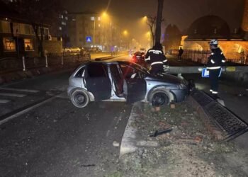 Avtomobil işıq dirəyinə çırpıldı: Sürücü yaralandı