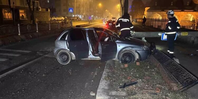 Avtomobil işıq dirəyinə çırpıldı: Sürücü yaralandı