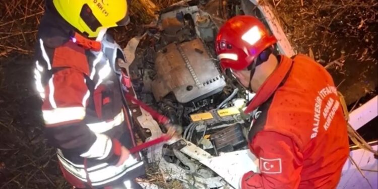 Avtomobil yol kənarına aşdı: 2 yaralı