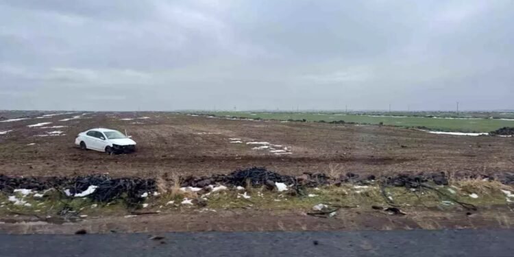 Avtomobil tarlaya aşdı