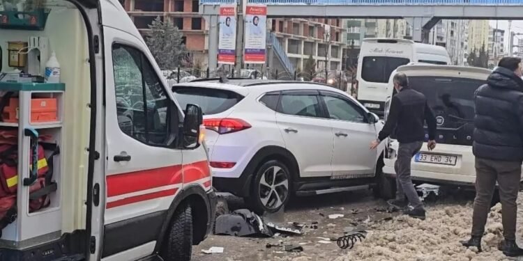 Minik avtomobili taksi fəaliyyəti göstərən avtomobillə toqquşdu: 1 yaralı