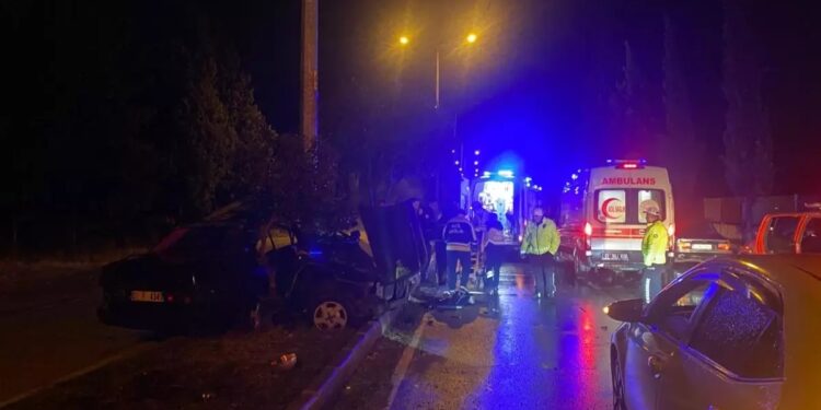 Avtomobil dirəyə çırpılaraq iki yerə bölündü