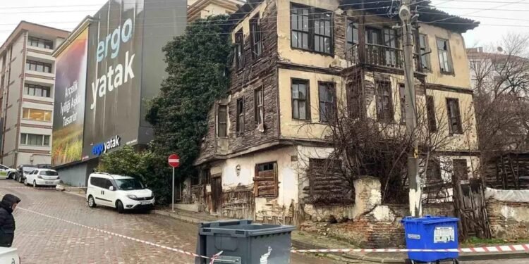 Bina çökdü: Avtomobil zərər gördü