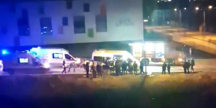 Minik avtomobil və mikroavtobus toqquşdu: 4 yaralı