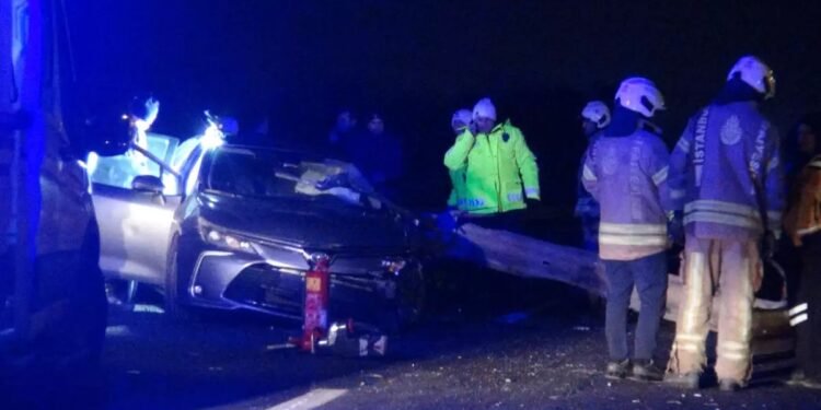 Avtomobil baryerlərə çırpıldı: 1 ölü, 2 yaralı