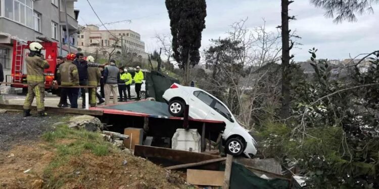 Avtomobil yol kənarına aşdı