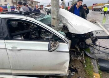 Avtomobil dirəyə çırpıldı: 1 yaralı