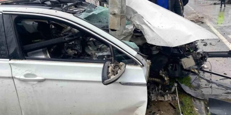 Avtomobil dirəyə çırpıldı: 1 yaralı