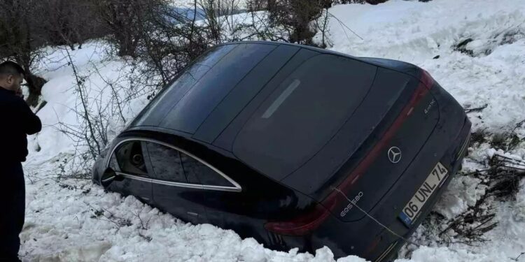 Avtomobil qar topasına batdı