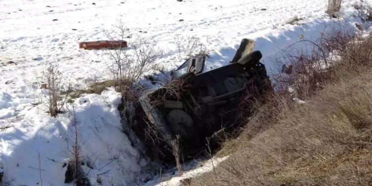 Avtomobil yol kənarına aşdı: 4 yaralı