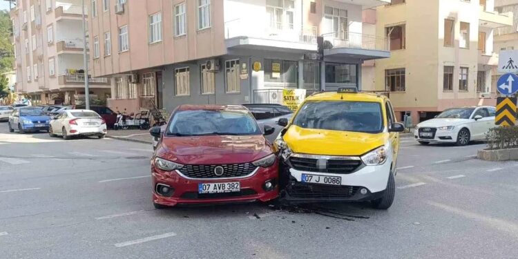 İki avtomobil toqquşdu