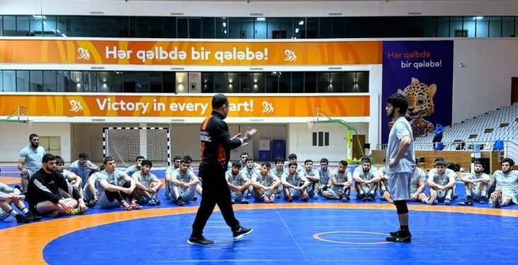 Milli üzvləri yeni güləş qaydalarıyla tanış olub