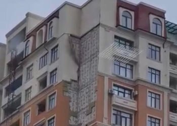 Nərimanovda binanın fasadı uçub yerə töküldü – VİDEO