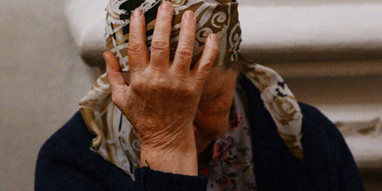 Yardım etdikləri ahıl qadını talayan şəxslər saxlanılıb