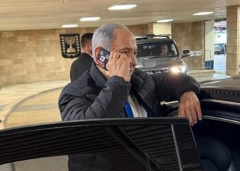 Netanyahu telefonunu niyə lentləyir? – FOTO