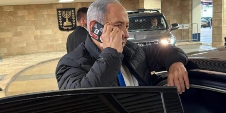 Netanyahu telefonunu niyə lentləyir? - FOTO