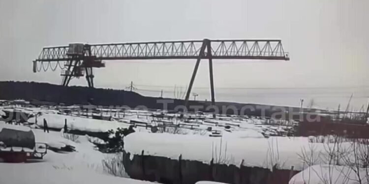 Tikinti kranından yıxıldı, sağ qaldı - ANBAAN VİDEO