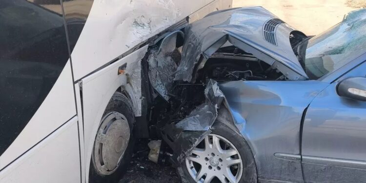 Minik avtomobili parklanmış avtobusa çırpıldı: 2 yaralı