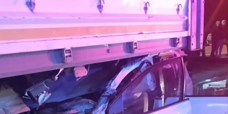 Minik avtomobili əvvəlcə TIR-a çırpıldı, daha sonra isə piyadanı vurdu: 3 yaralı