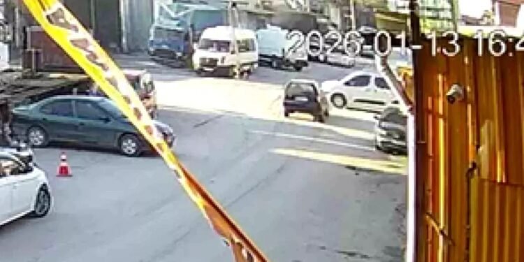 İki avtomobil toqquşdu: Avtomobillərdən biri aşdı